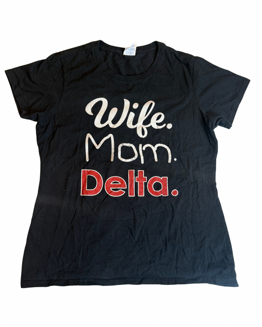 Delta Sigma Theta "Wife. Mom. Delta." Tee – Black